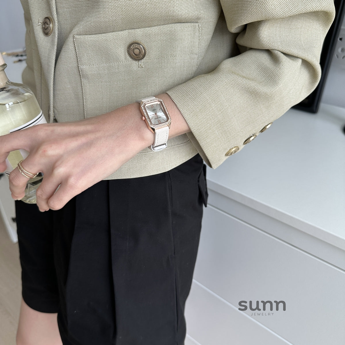 Raniya Elegant Square Strap Watch [RVLXCZSE]