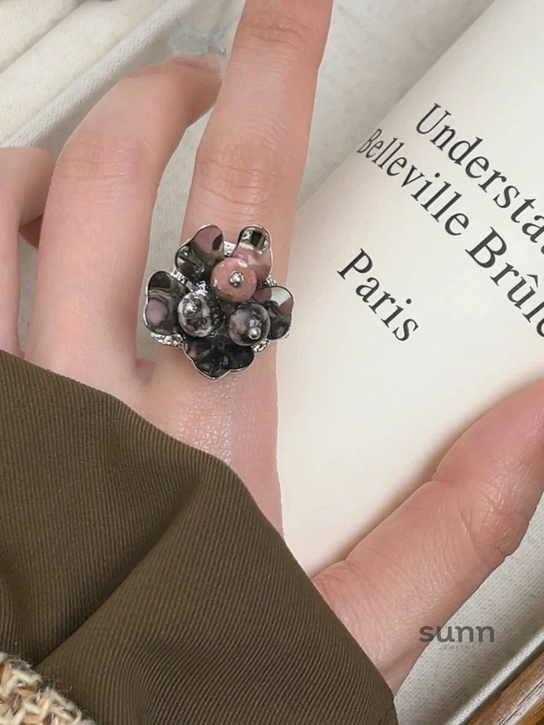Rawan Floral Pearl Ring [PK8D8R9T]