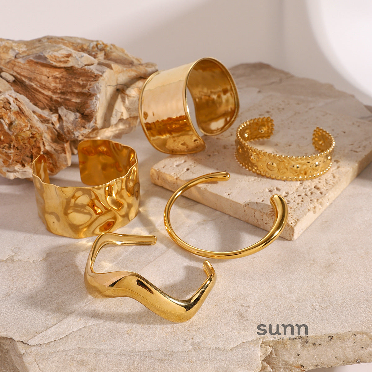 Rayan Gold Cuff Bracelet [MC27UMS7]
