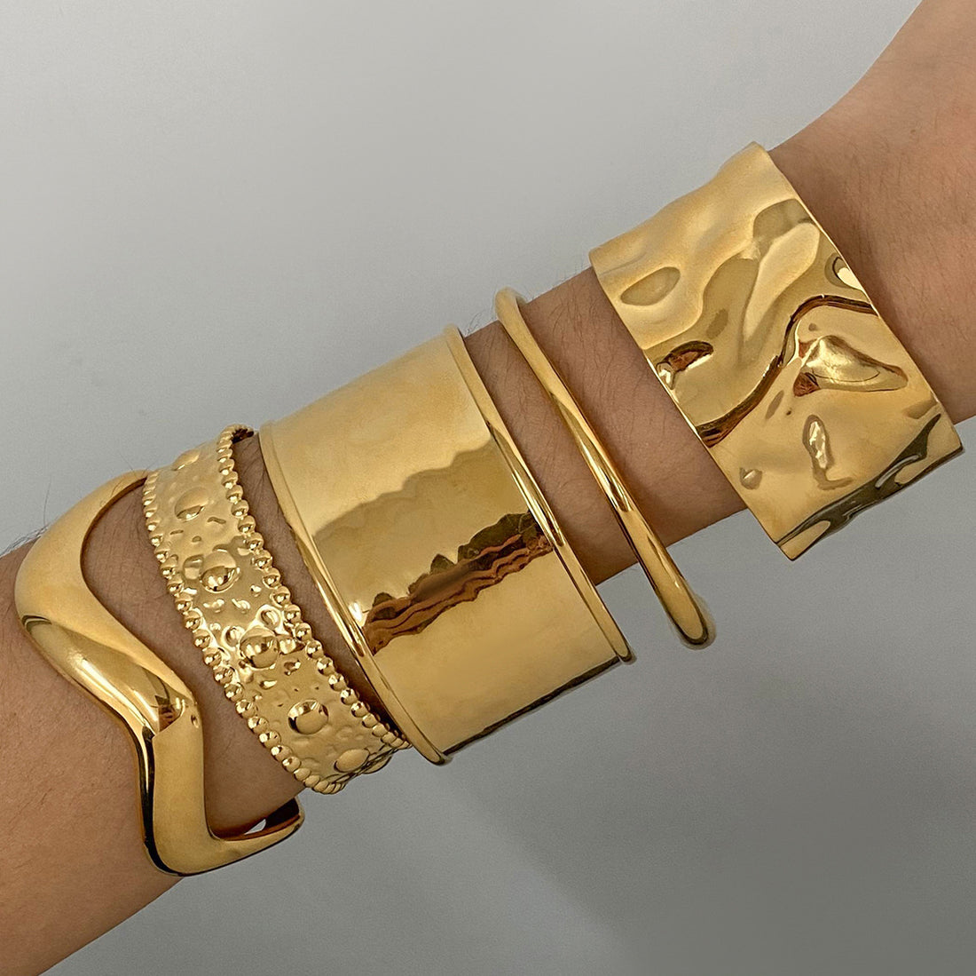 Rayan Gold Cuff Bracelet [V1WDH2V2]