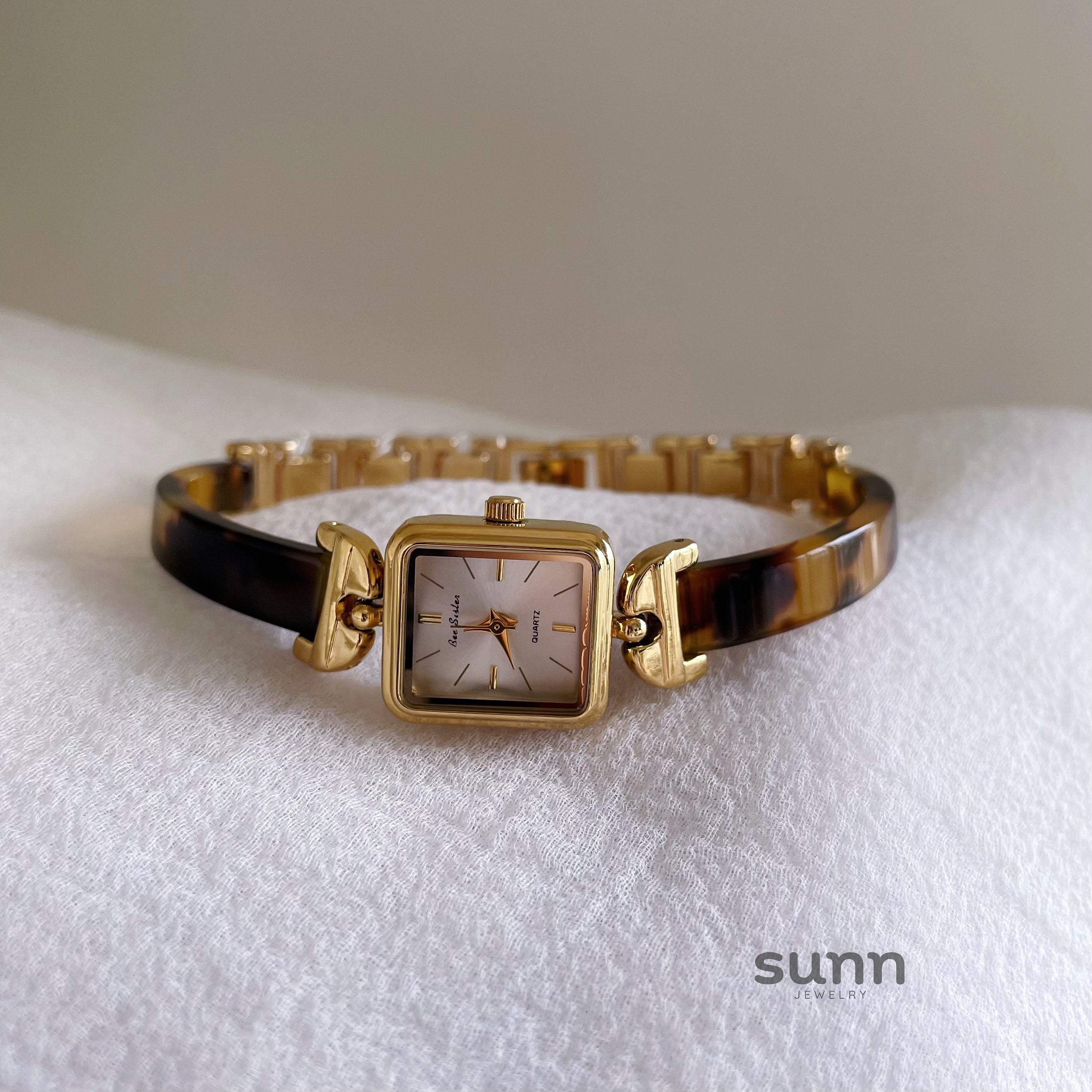 Raylee Amber Square Bracelet Watch [HN7K1GLR]