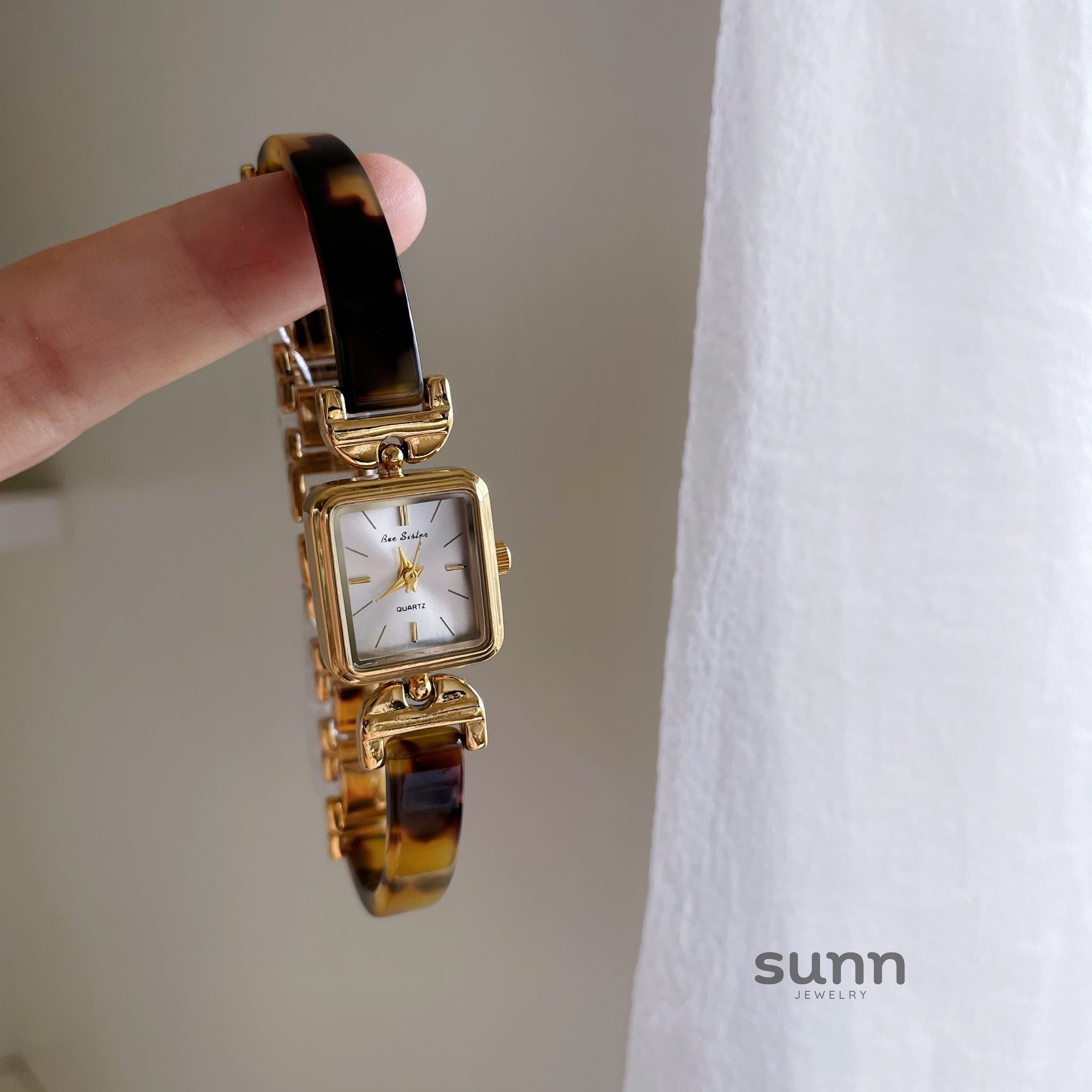 Raylee Amber Square Bracelet Watch [EUFVHR7B]