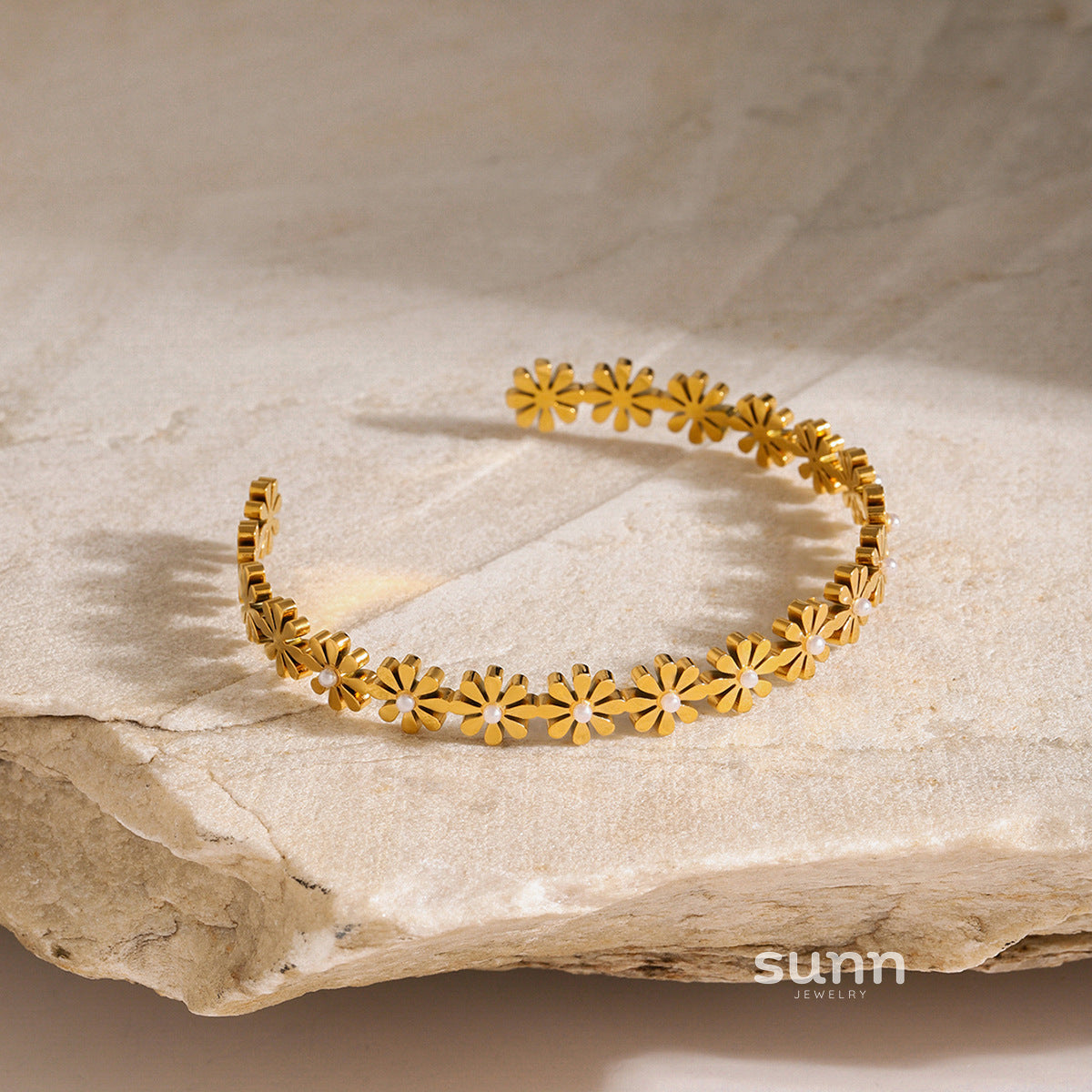 Reena Daisy Pearl Open Bracelet [WS6MXAM8]