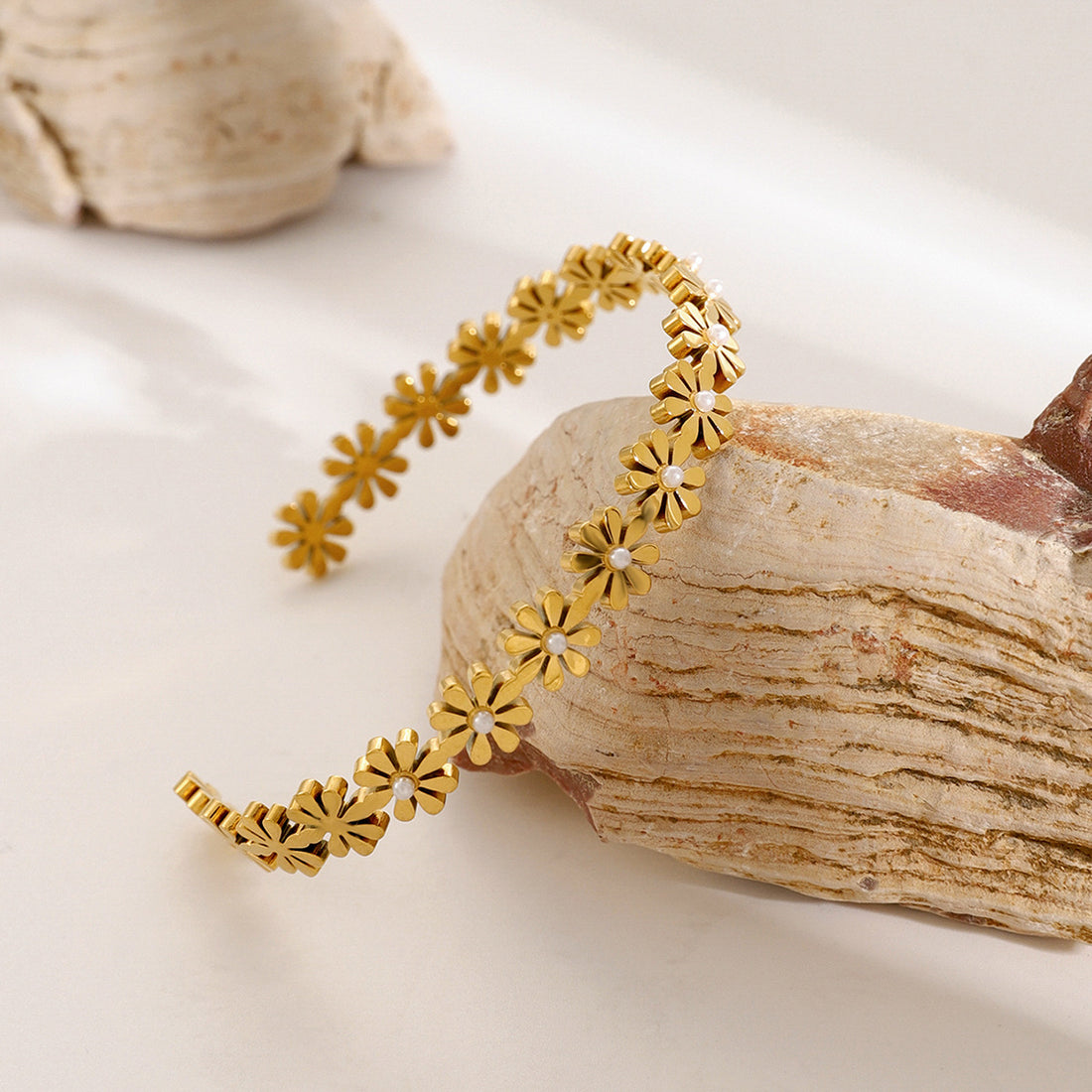 Reena Daisy Pearl Open Bracelet [FKNYGBTK]