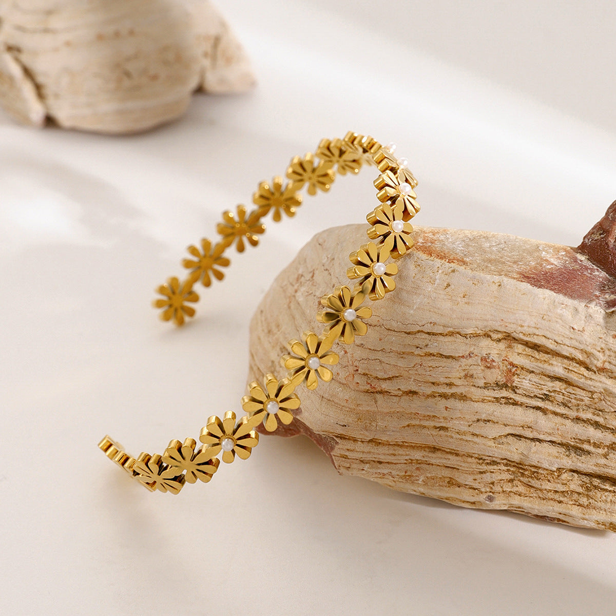 Reena Daisy Pearl Open Bracelet [FKNYGBTK]