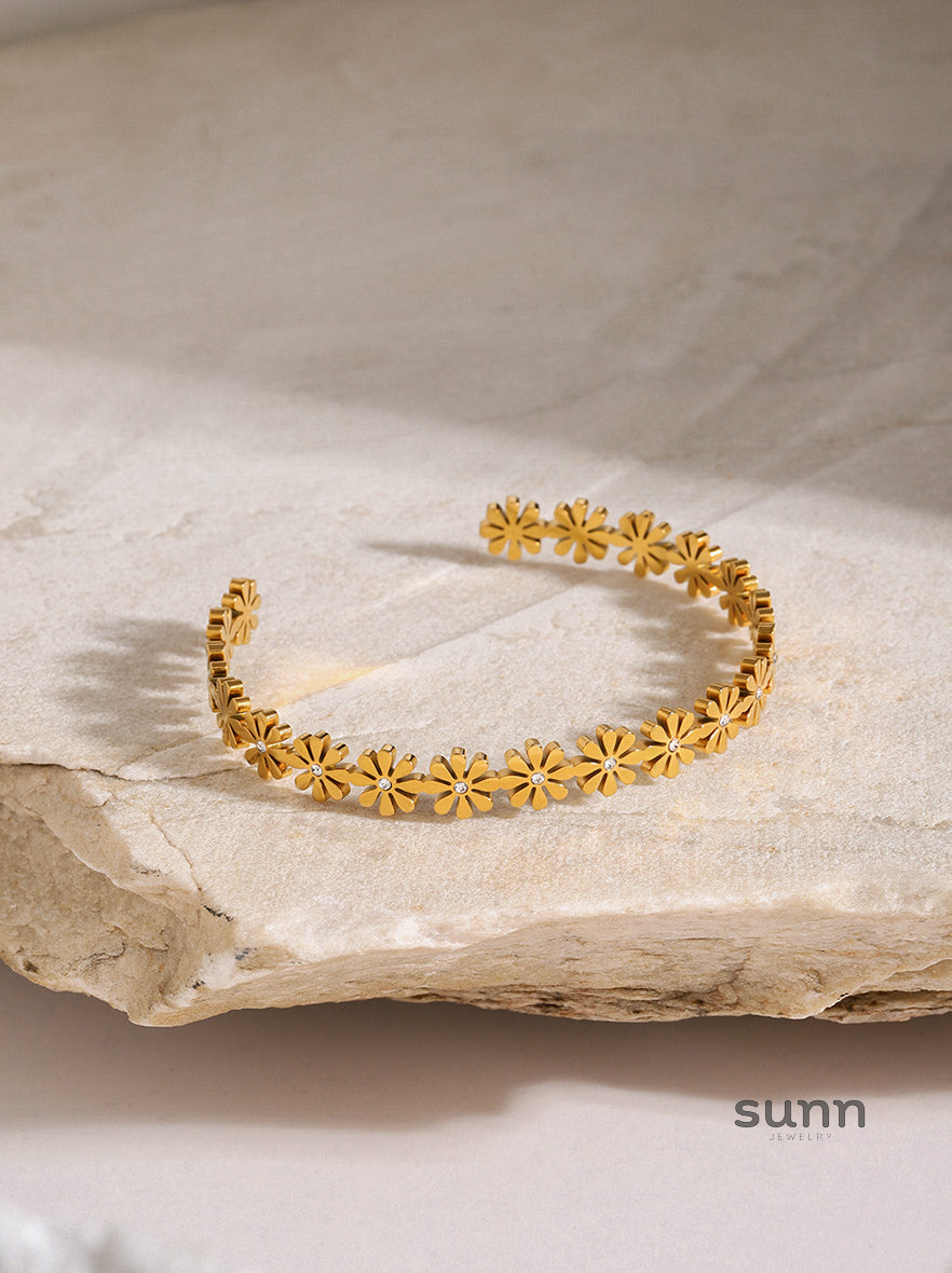Reena Daisy Pearl Open Bracelet [DLDOV8H9]