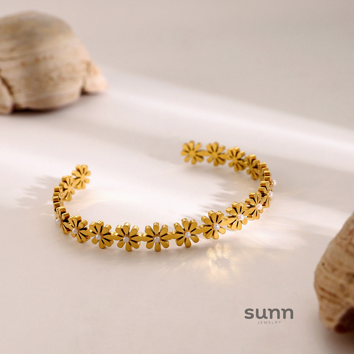 Reena Daisy Pearl Open Bracelet [BWEDAT4G]