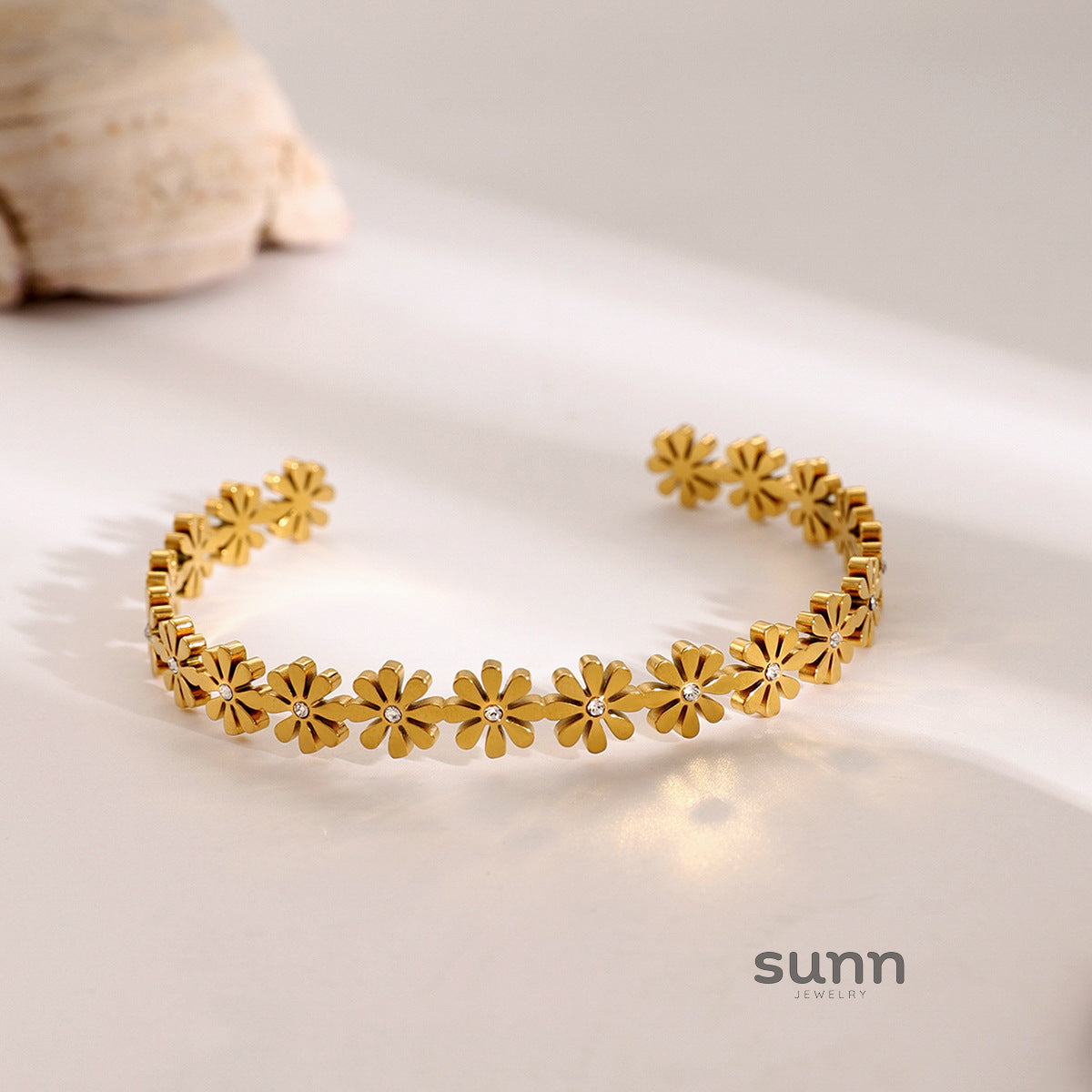 Reena Daisy Pearl Open Bracelet [I7PC6MNO]