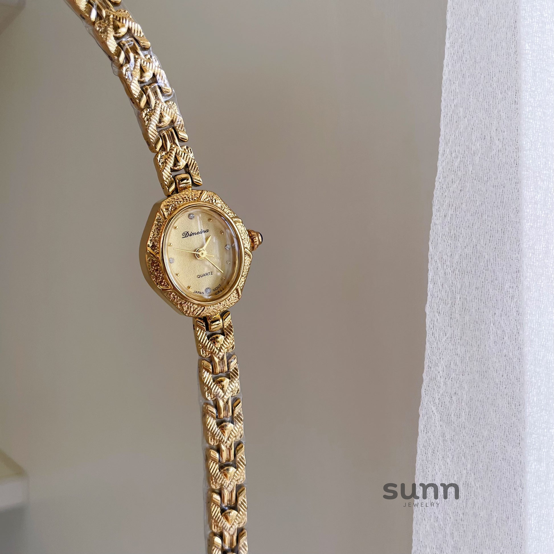 Renee Gold Oval Bracelet Watch [T9CEWHTY]