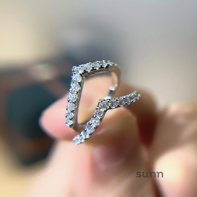 Rey V-Shape Zircon Ring [NM9O82BZ]