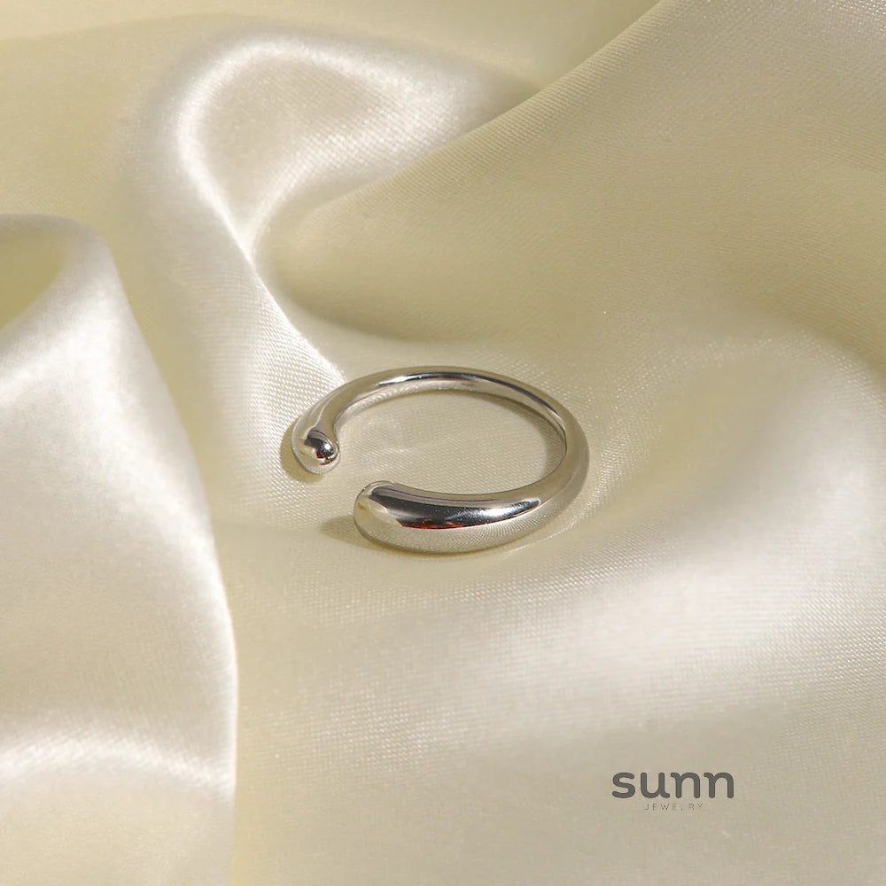 Risa Minimalist Ellipse Ring