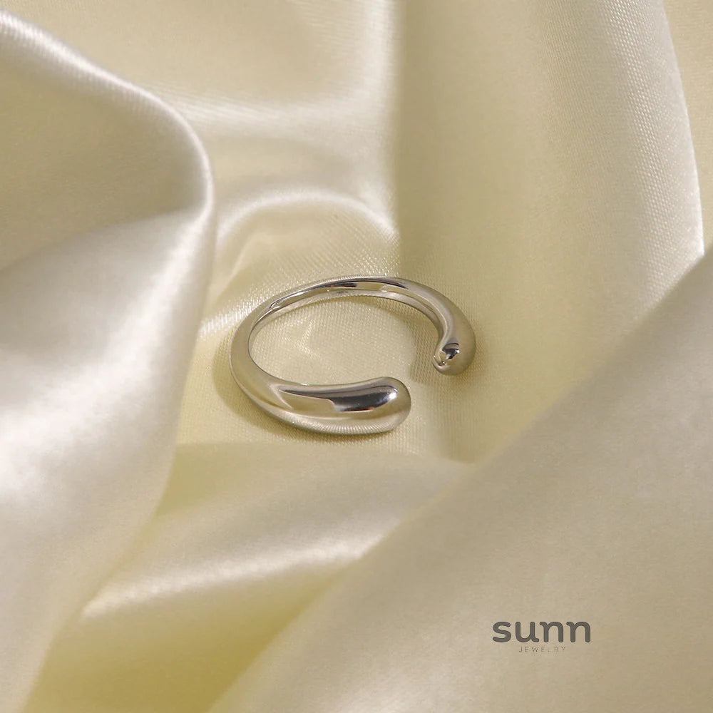 Risa Minimalist Ellipse Ring