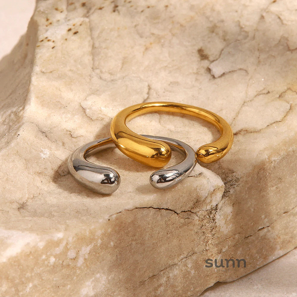 Risa Minimalist Ellipse Ring