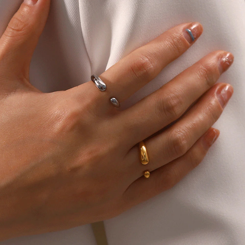Risa Minimalist Ellipse Ring
