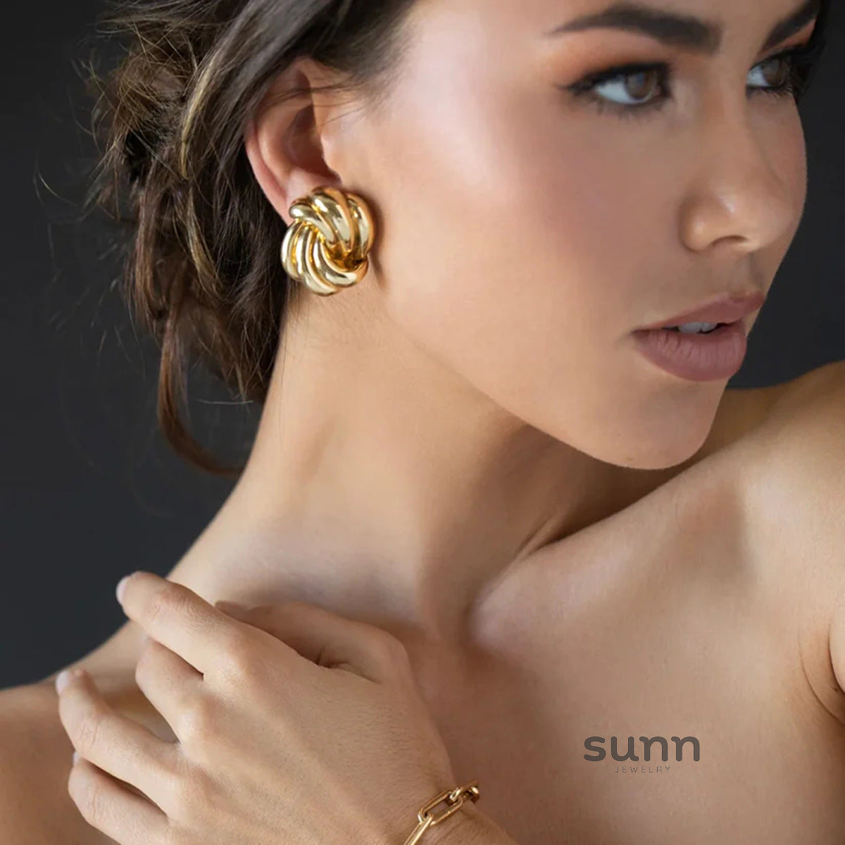 Risa Seashell Stud Earrings [3HIU4GX8]