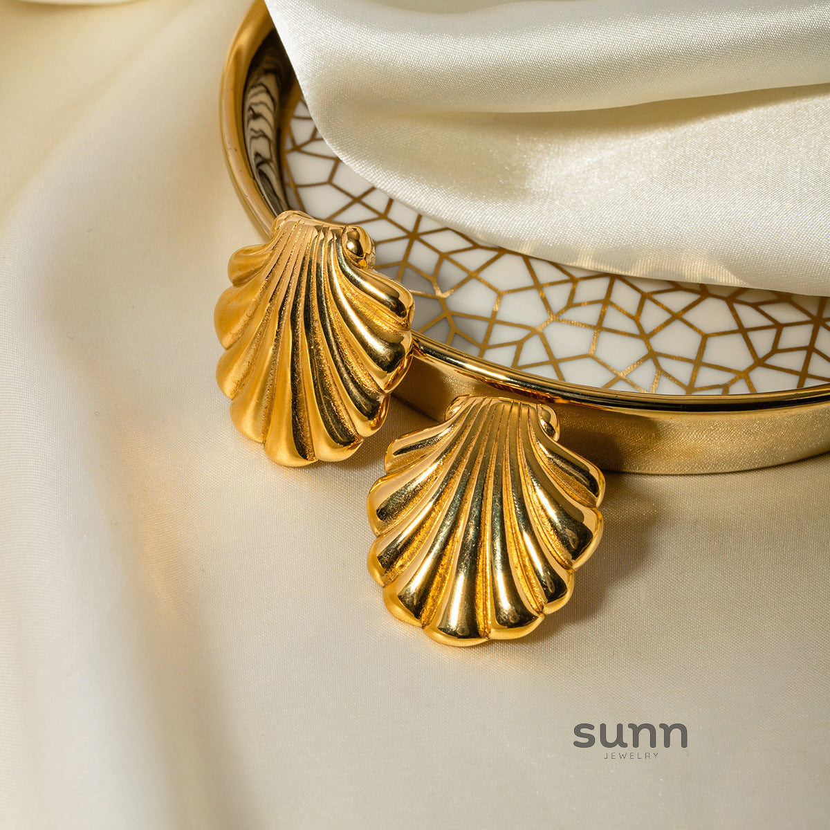 Risa Seashell Stud Earrings [2CKLN3J0]