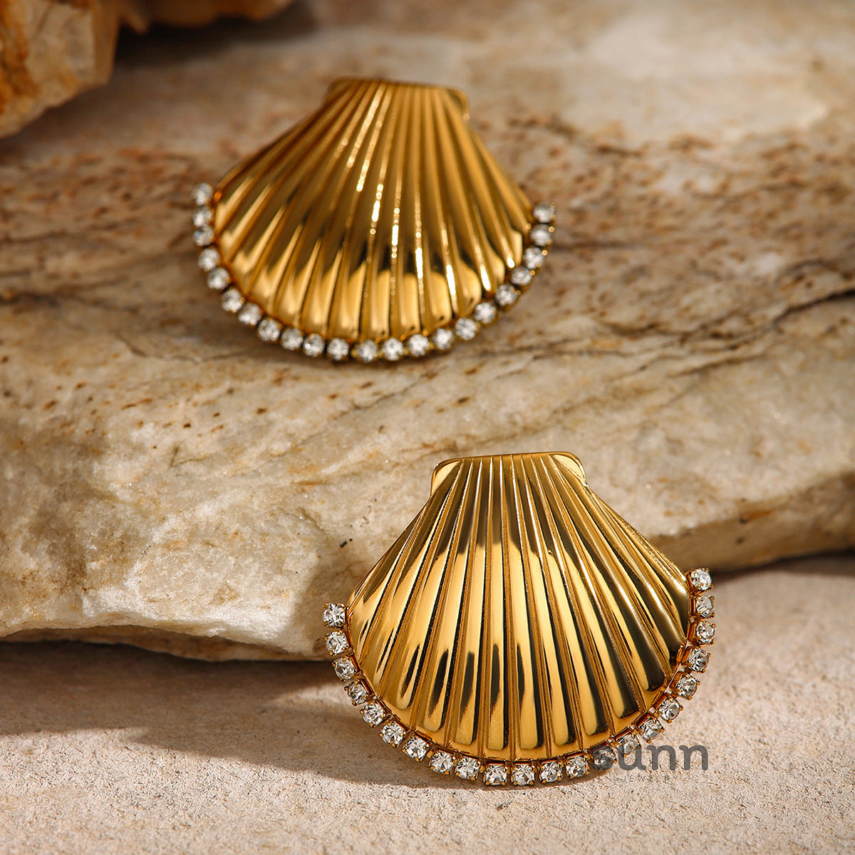 Risa Seashell Stud Earrings [6IOX6KIX]