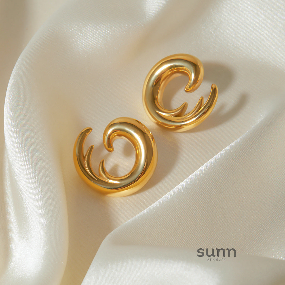 Risa Seashell Stud Earrings [KRZHSPZV]