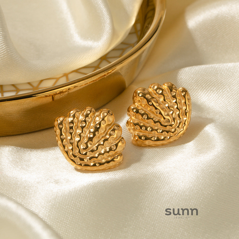 Risa Seashell Stud Earrings [2A16CUOV]