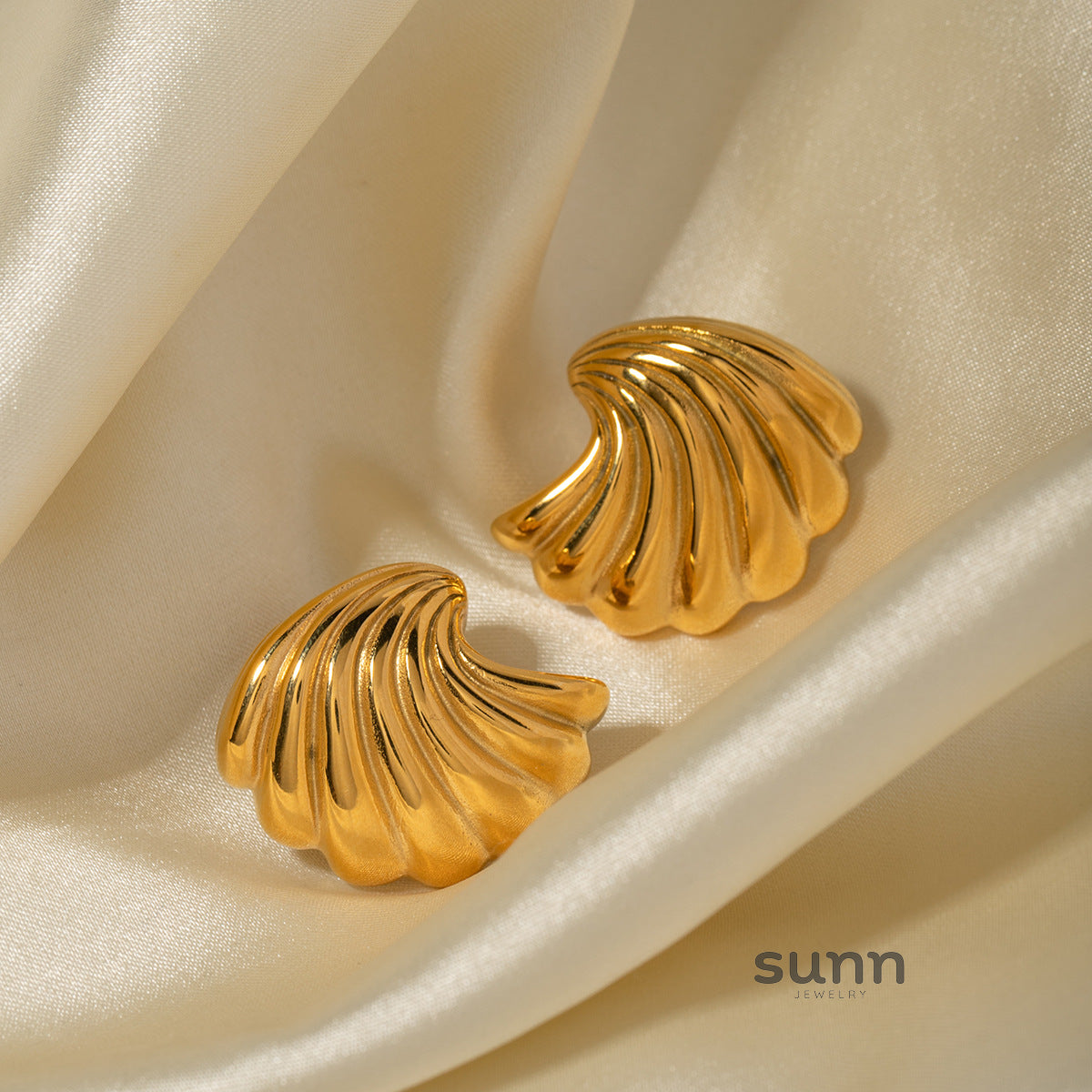 Risa Seashell Stud Earrings [5WJLE3LY]