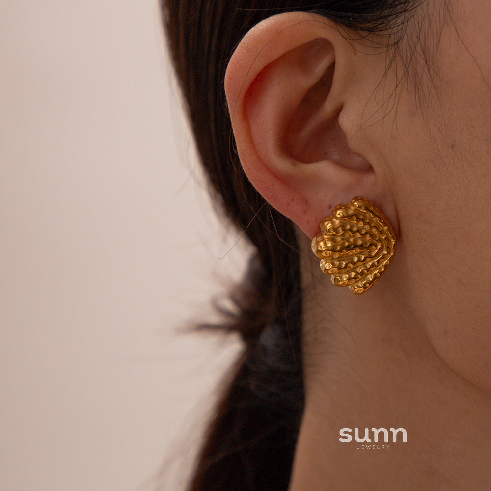 Risa Seashell Stud Earrings [75385QU7]