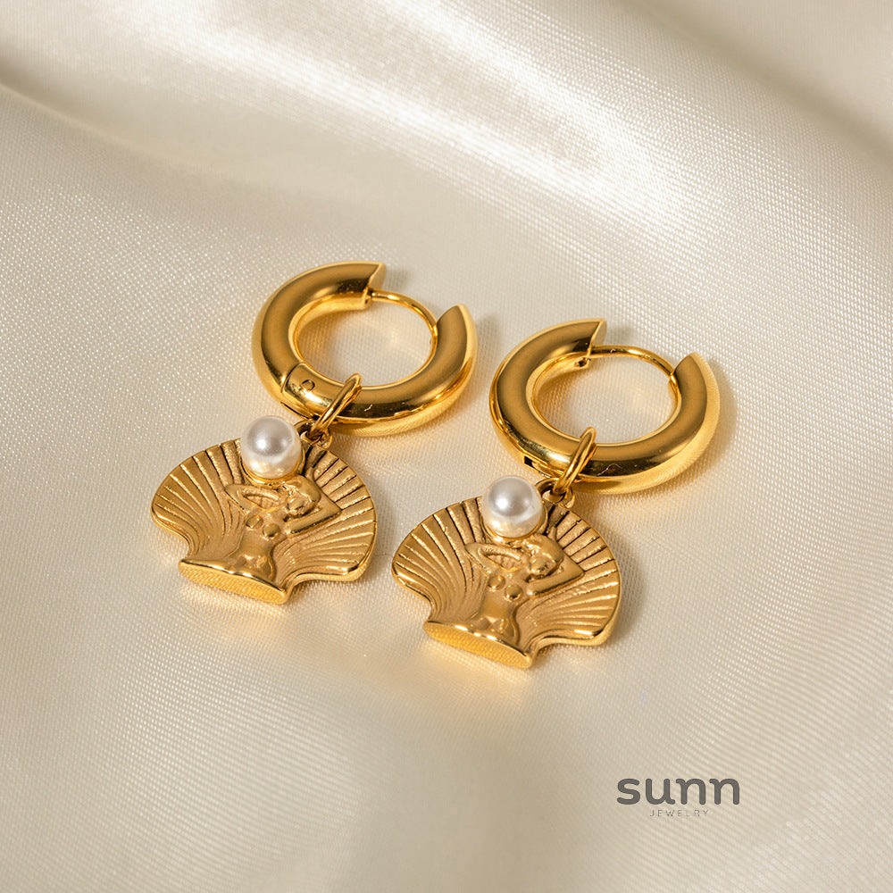 Risa Seashell Stud Earrings [Z7H71JCU]