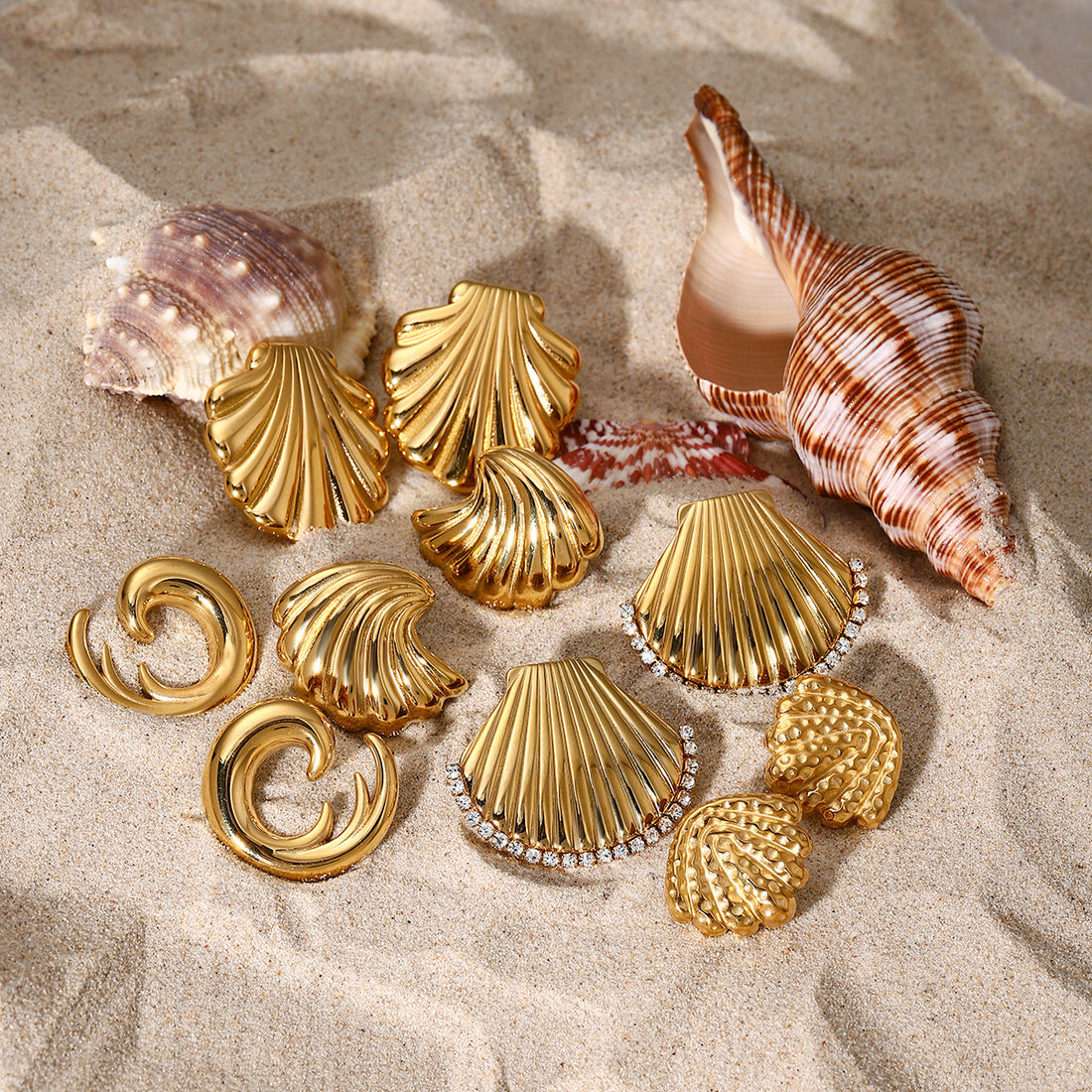 Risa Seashell Stud Earrings [XKO2ERNM]