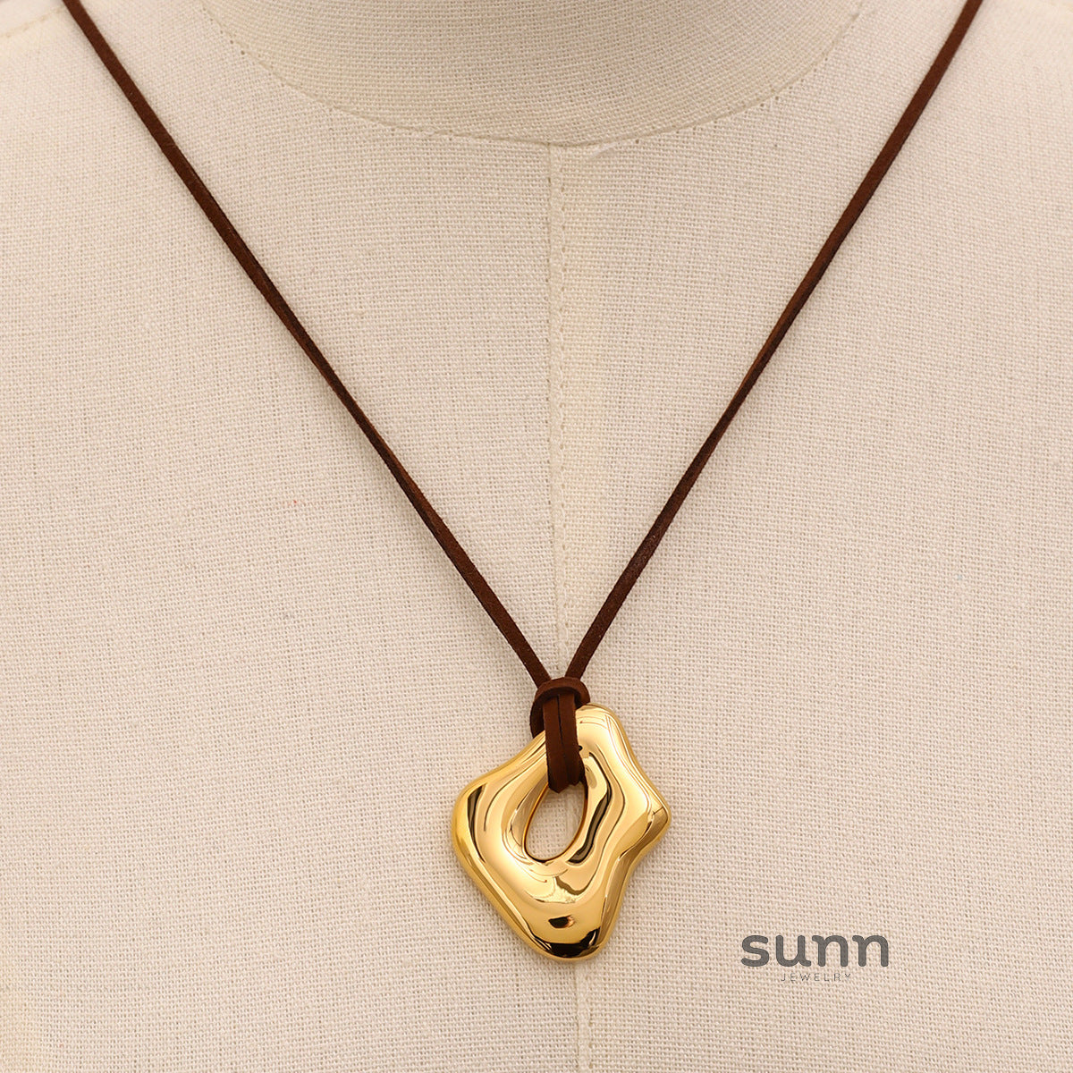 Romina Asymmetric Liquid Pendant Necklace [K5K9K5NW]