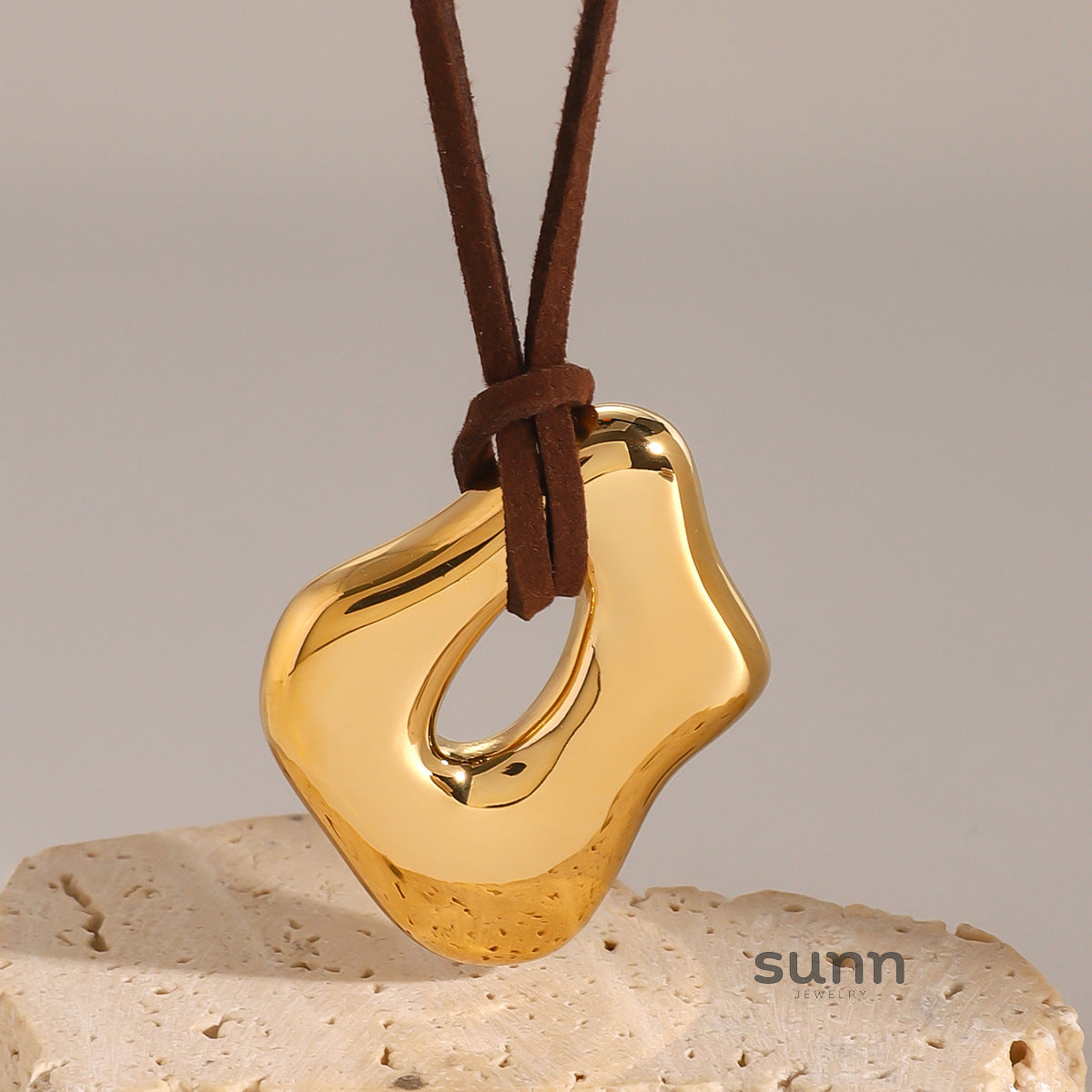 Romina Asymmetric Liquid Pendant Necklace [W5B1UCSK]