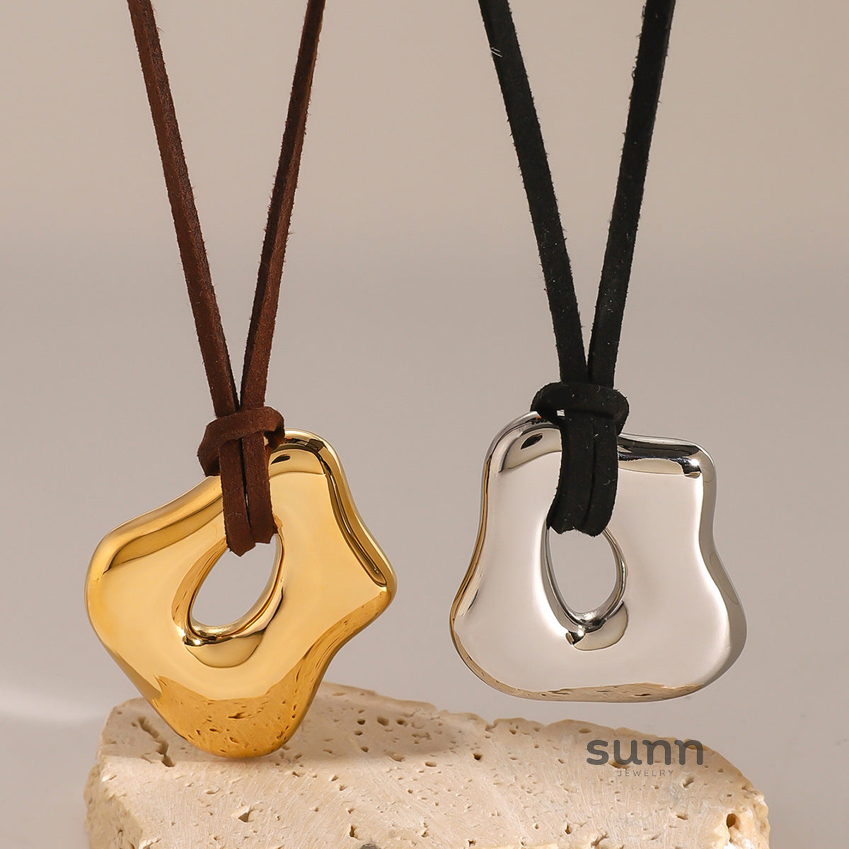 Romina Asymmetric Liquid Pendant Necklace [3HFJLZA6]