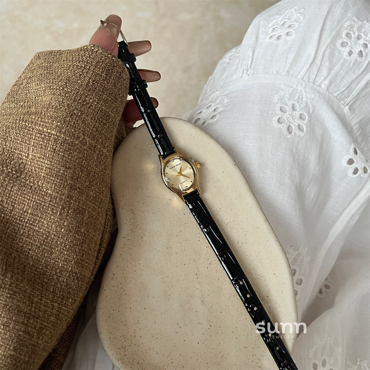 Rowyn Elegant Oval Watch [HSH0L125]