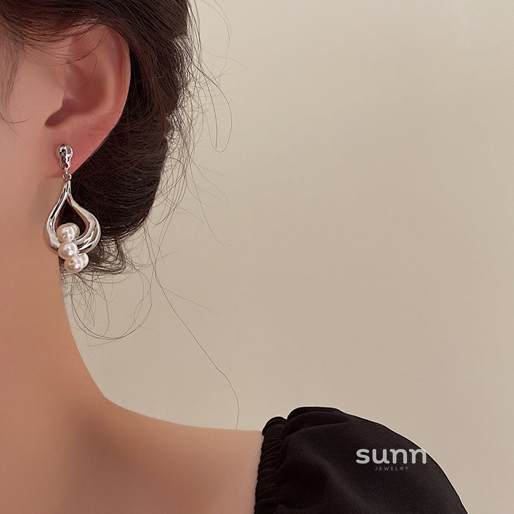 Rozalyn Baroque Pearl Dangle Earrings [X7RIPUTI]