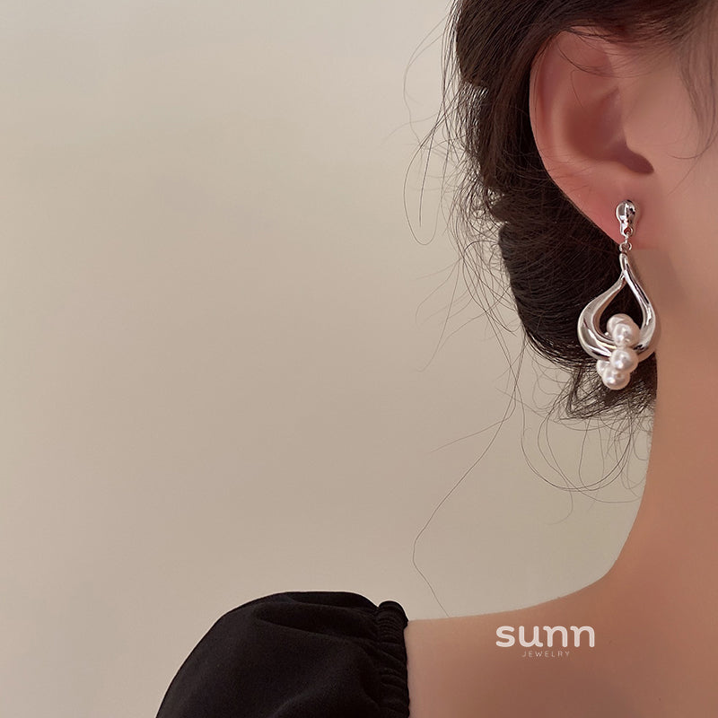 Rozalyn Baroque Pearl Dangle Earrings [5CL52U9N]