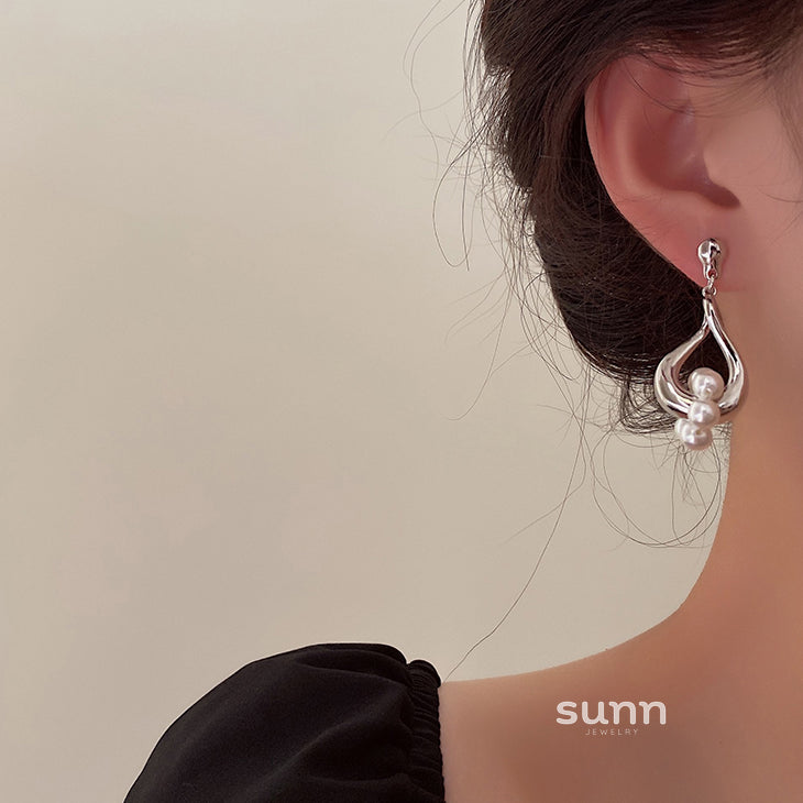 Rozalyn Baroque Pearl Dangle Earrings [ECV8RYCA]