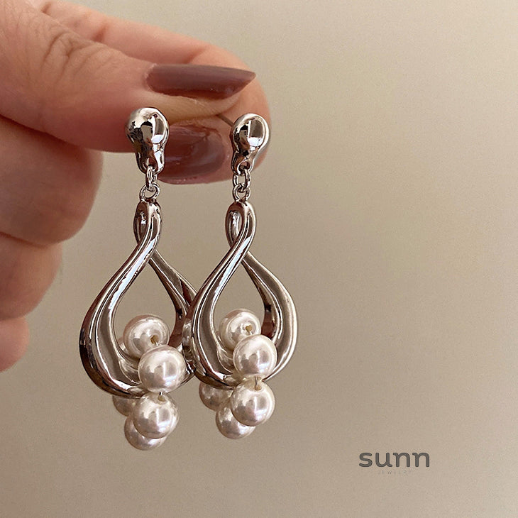 Rozalyn Baroque Pearl Dangle Earrings [X08ZJ7V7]