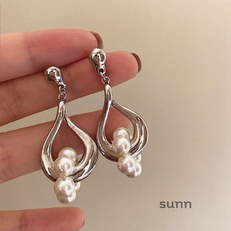 Rozalyn Baroque Pearl Dangle Earrings [XABM6D22]
