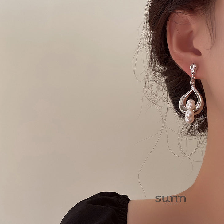 Rozalyn Baroque Pearl Dangle Earrings [L9TNDVAK]