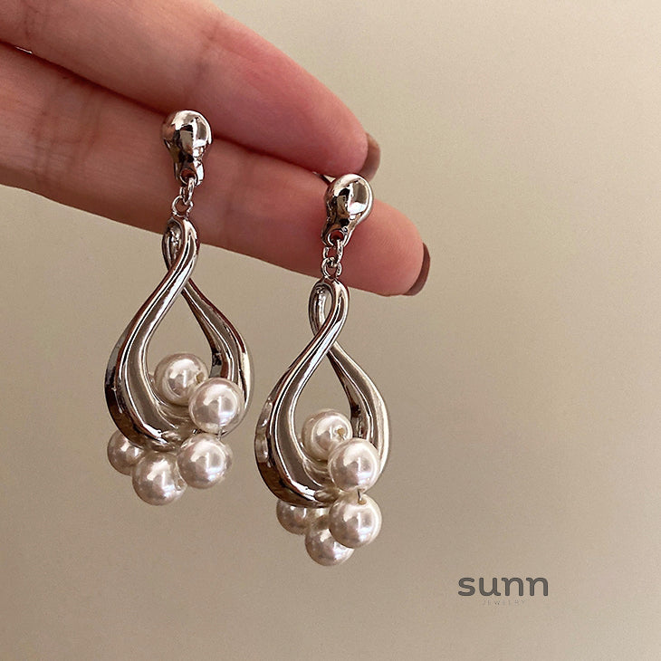 Rozalyn Baroque Pearl Dangle Earrings [FVAO9MGE]