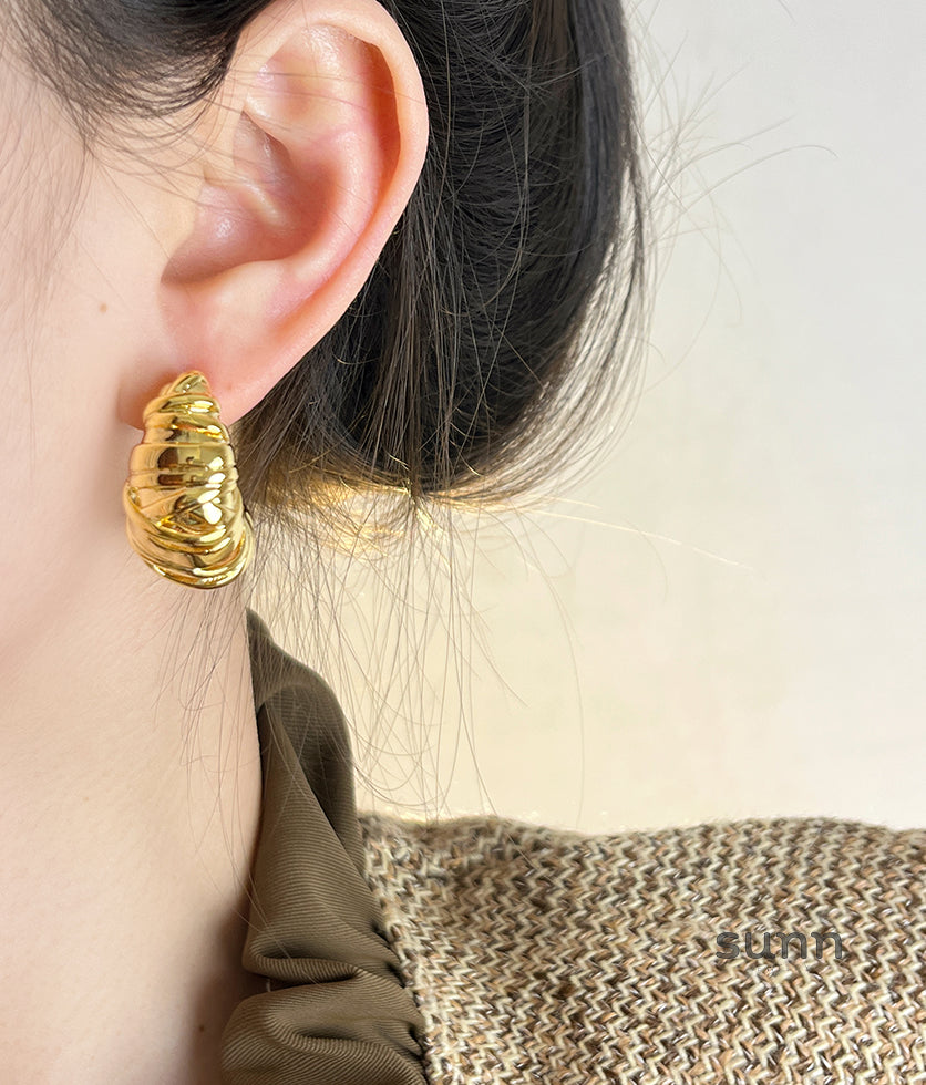 Rylann Sculptural Croissant Earrings [PR0ATH7E]