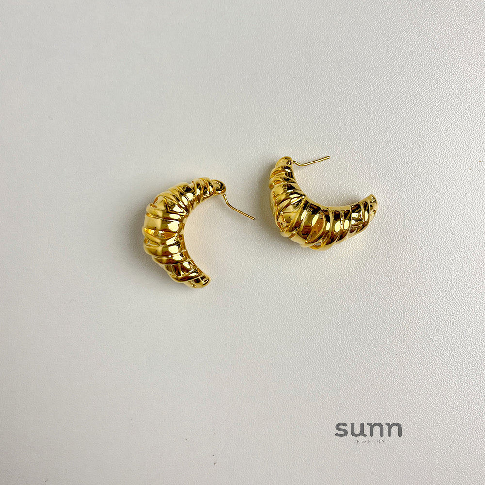 Rylann Sculptural Croissant Earrings [1LLYLT6H]