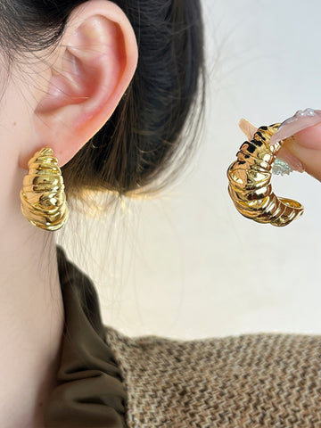 Rylann Sculptural Croissant Earrings [HRY25EKG]