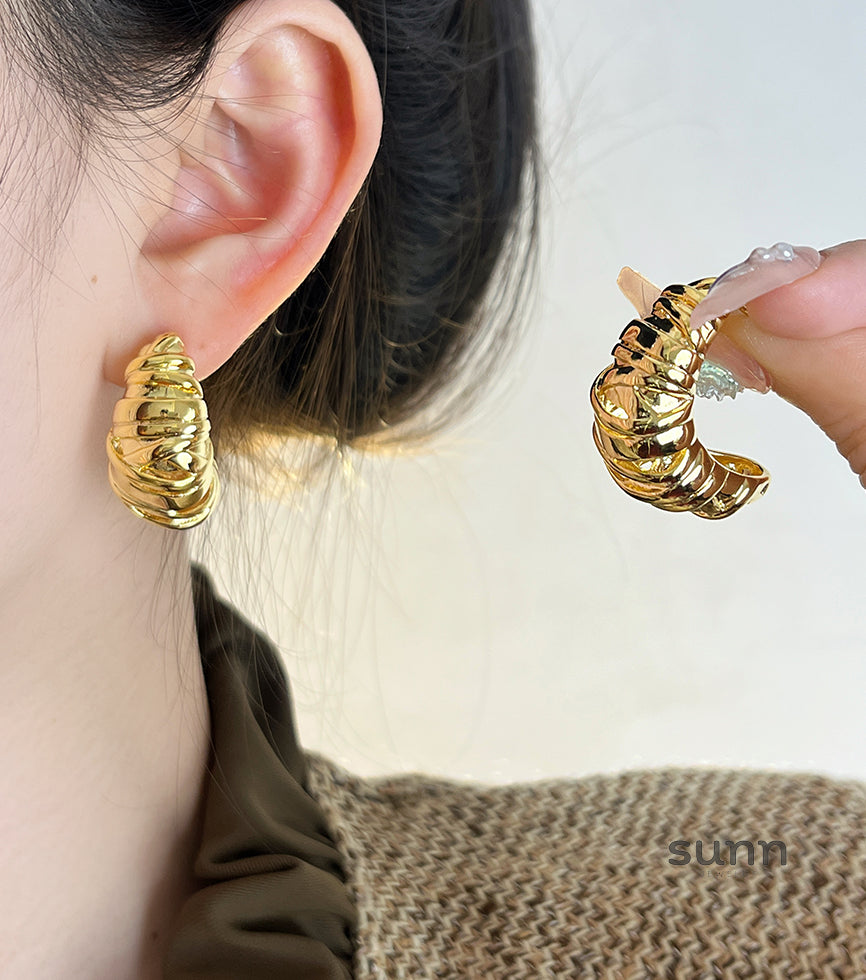 Rylann Sculptural Croissant Earrings [Y2I8E0W7]