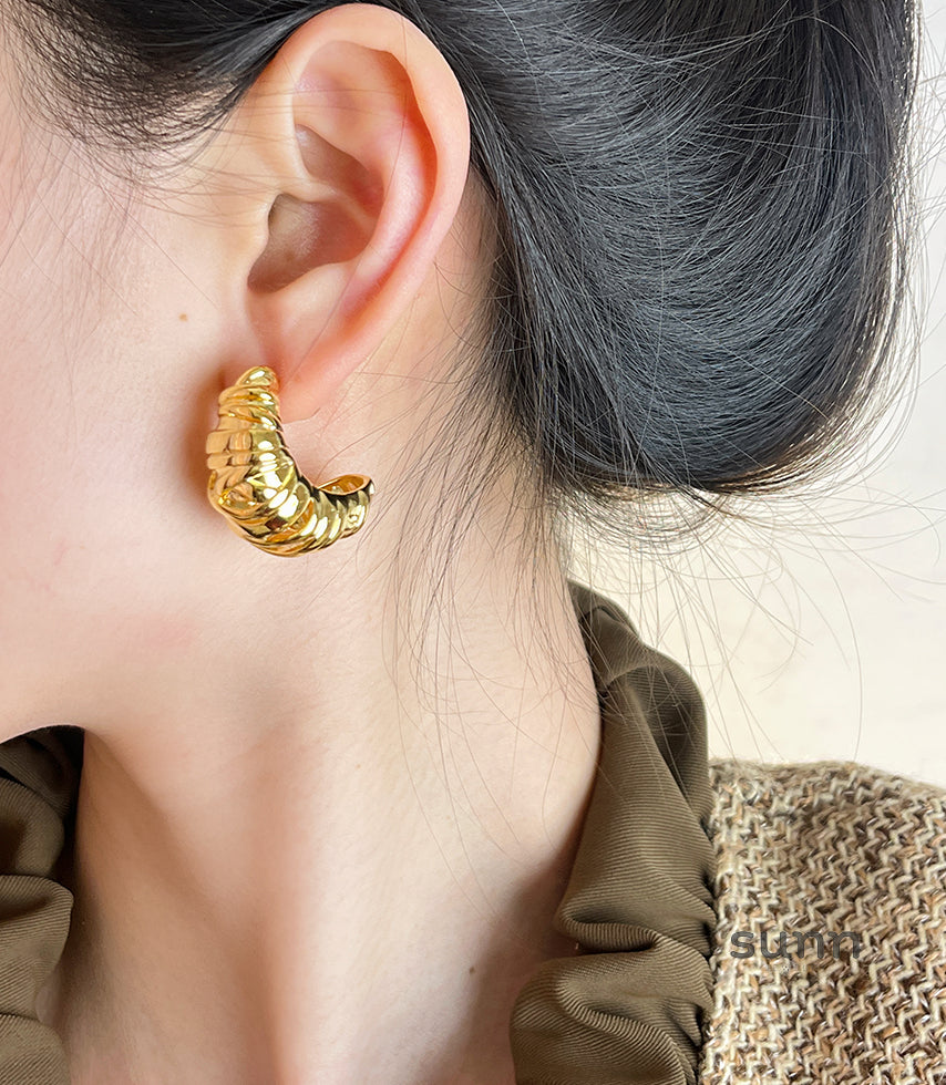 Rylann Sculptural Croissant Earrings [3RRDUVEF]