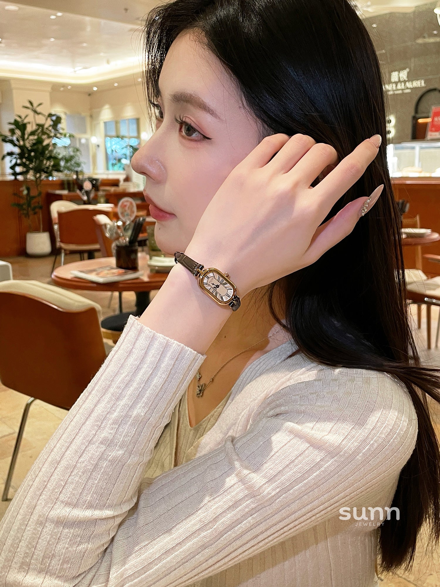 Rylynn Oval Leather Watch [IOWGLRQN]