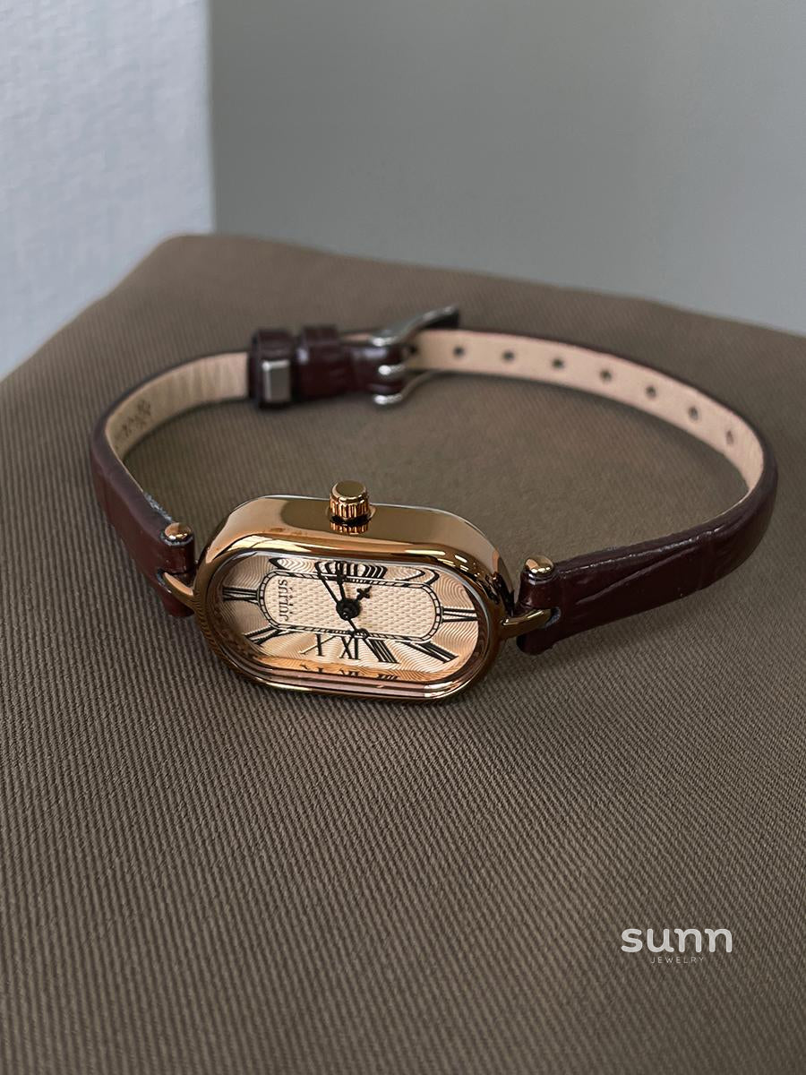 Rylynn Oval Leather Watch [BEYY8730]