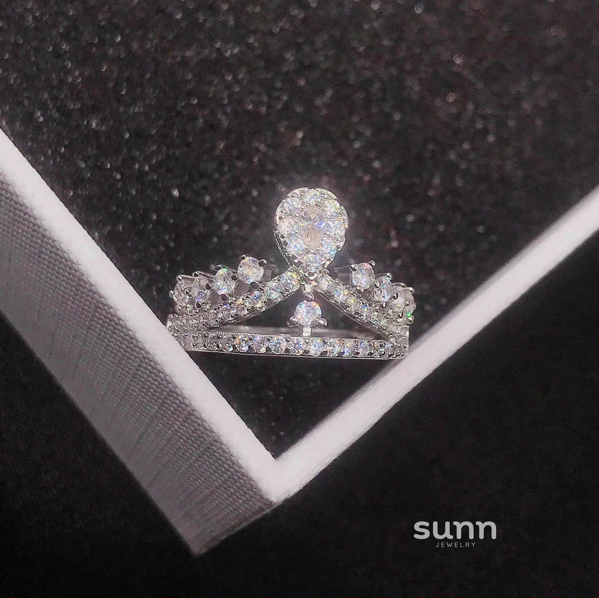 Saba Diamond Crown Ring [Z0NW5TYM]