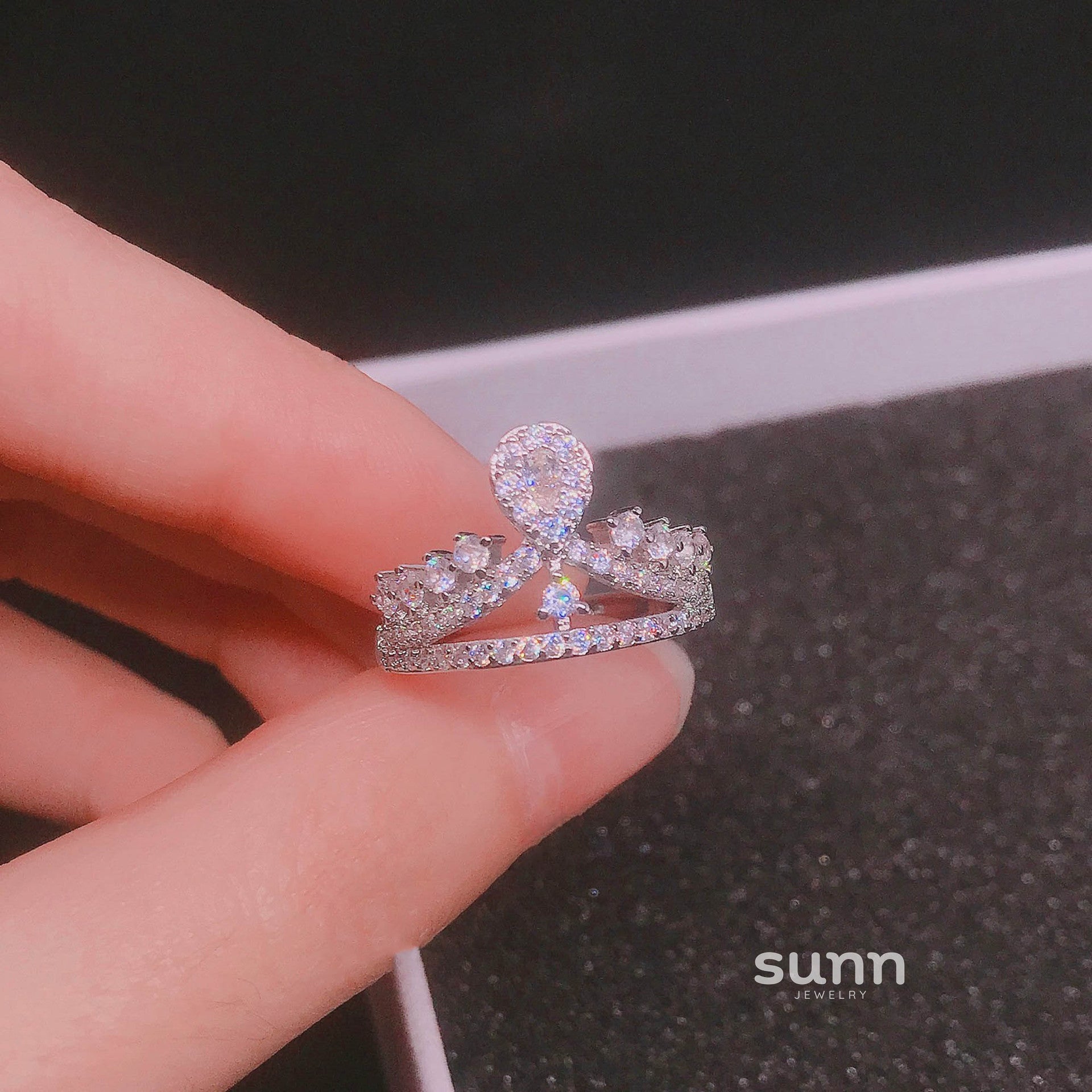 Saba Diamond Crown Ring [ANGC9AC6]