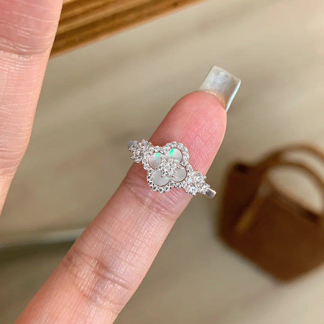 Safiya Clover Pearl Ring [OUJ9CMKG]