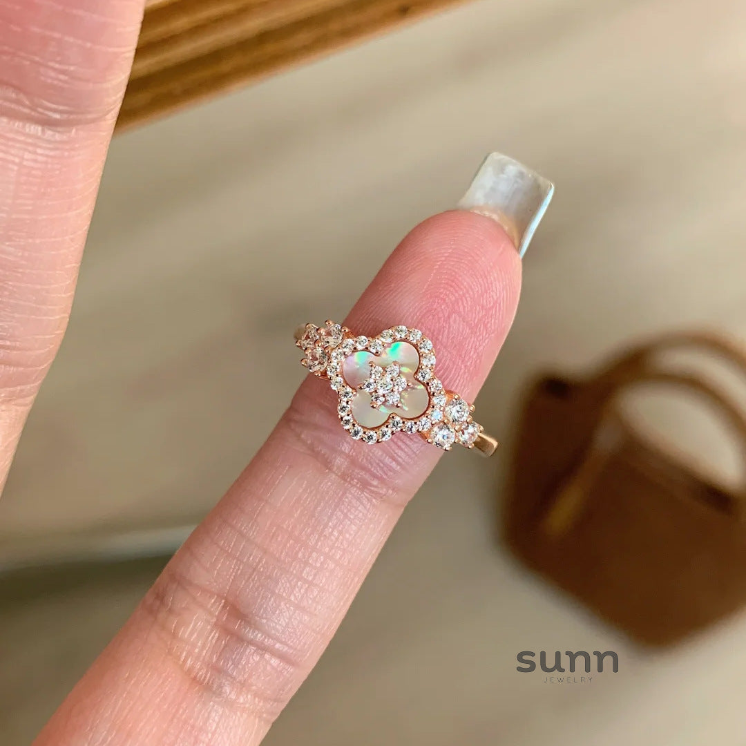 Safiya Clover Pearl Ring [ZW7SAS3T]