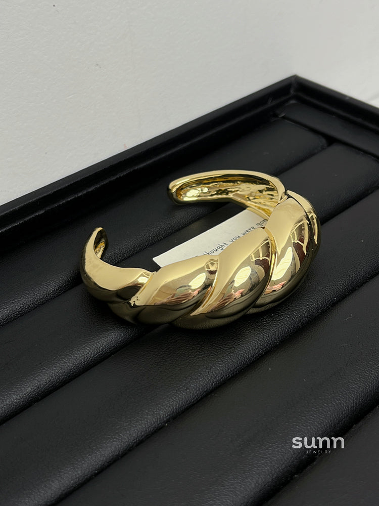 Samanvi Sculpted Cuff Bracelet [OPPCO1Y4]